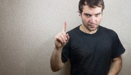 某跨境公司控诉：女主播与内部员工联合跑路！